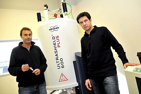 Los investigadores Gabriel Martorell y Miquel Adrover junto al aparato de resonancia magntica nuclear | A. Vera