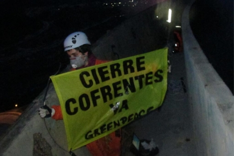 Un activista coloca una pancarta en Cofrentes. | Pedro Armestre