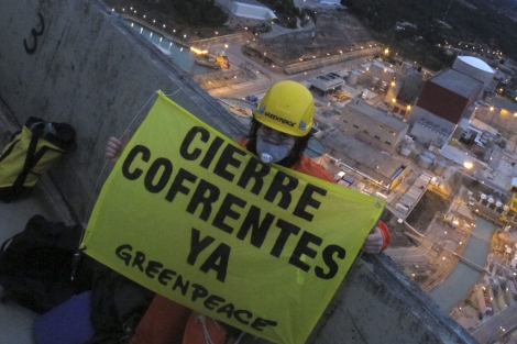 Una activista de Greenpeace en Cofrentes. | Efe