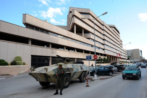 Soldados protegen la sede del Banco Central de Tnez. | Afp