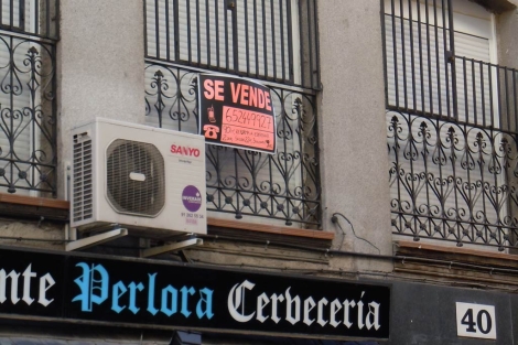 Cartel de 'Se Vende' en el centro de Madrid. | J.F.L.