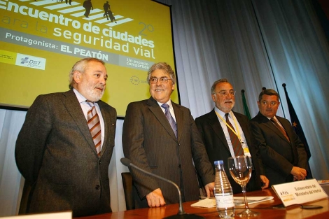 Zambrana, segundo por la izquierda, conversa con el alcalde de Crdoba. | Madero Cubero