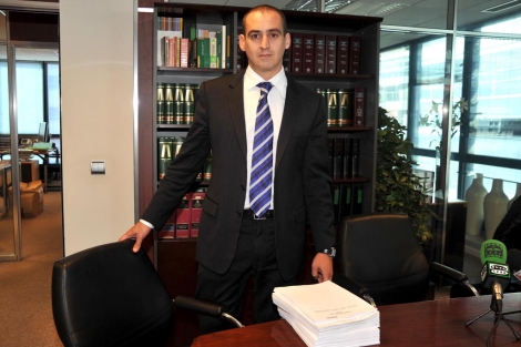 El abogado Antonio Flores, que representa a los britnicos estafados. | J. Martn