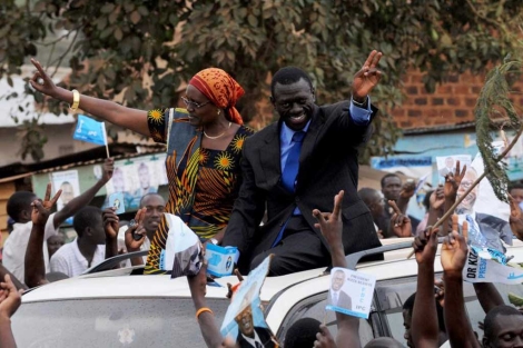 El opositor Besigye saluda a sus seguidores, con su esposa, en Kampala. | Afp