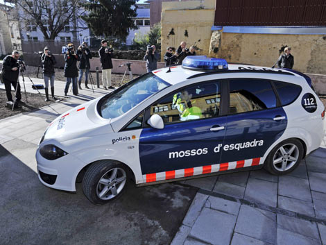 El coche de los Mossos con los detenidos, a su llegada a los juzgados de Olot. | Efe