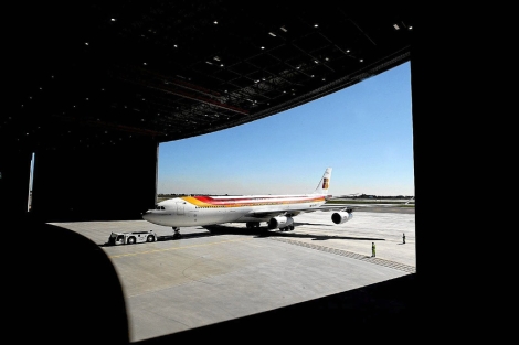 Un avión de Iberia en un hangar de mantenimiento en El Prat (Barcelona). | A. Moreno