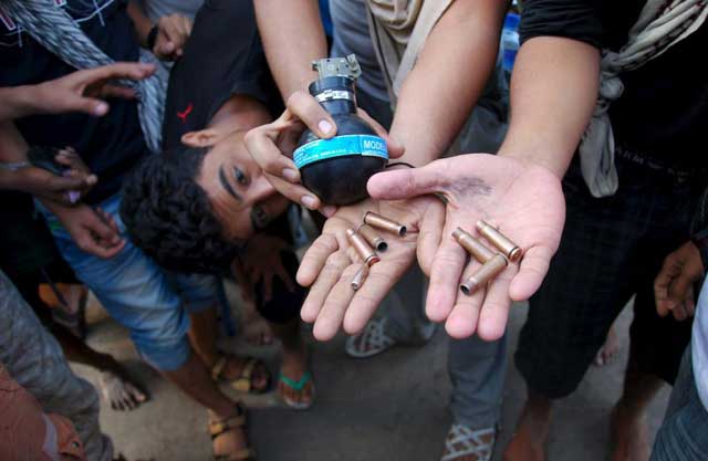Manifestantes en Adén muestran la supuesta munición que utiliza la policía yemení. | Efe