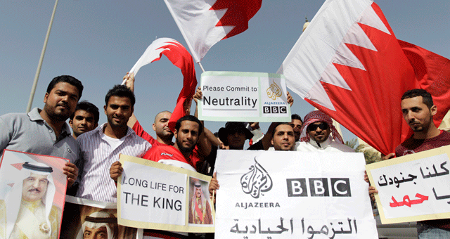 Partidarios del rey de Bahrein muestran su apoyo al monarca y su rechazo a la BBC en Manama. |