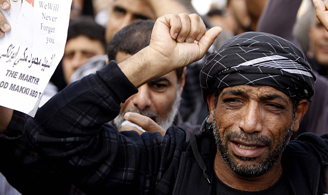 Un hombre llora la muerte de un familiar en las protestas de Bahrein. | Reuters