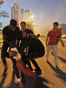 Manifestantes trasladan a un herido. | Efe