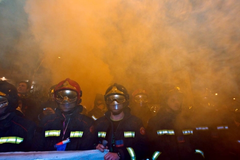 Los bomberos protestan frente al hotel de las primarias. | Joan Manuel Baliellas
