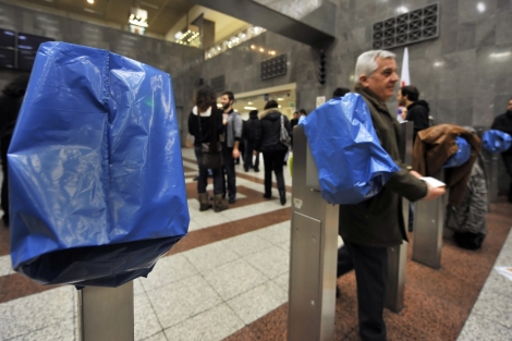 Tornos del metro en Atenas con bolsas de plstico colocadas. | Foto: Afp