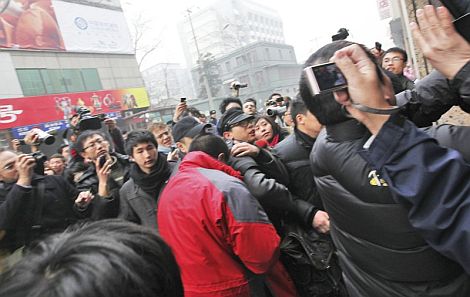Varias decenas de manifestantes se concentran en una céntrica calle de Pekín. | Efe