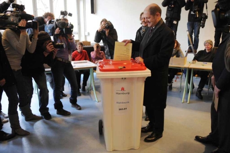El candidato favorito, el socialdemcrata Scholz, vota en Hamburgo. | Afp