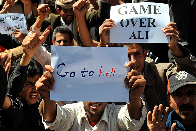 Manifestantes en la Universidad de Sanaa exhiben carteles pidiendo la marcha de Saleh. | Reuters