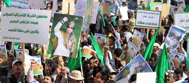 Simpatizantes del Gobierno de Gadafi durante una manifestación en Trípoli. (Foto: Efe)