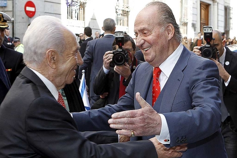 Don Juan Carlos saluda a Peres en la Casa Sefarad. | Efe