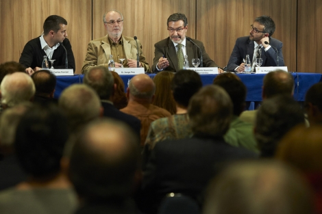 Antoni Asuncin, en la mesa junto a los moderadores, durante su conferencia. | E.M.