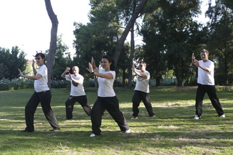Varias personas practicando Tai-chi.