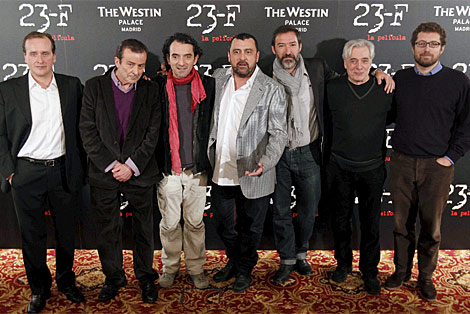 De la Pea (3 izda) y el productor, Ignacio Salazar-Simpson (dcha), junto a los actores Fernando Cayo (izda), Juan Diego (2 izda), Paco Tous (c), Gins Garca Milln (2 dcha) y Llus Marco.