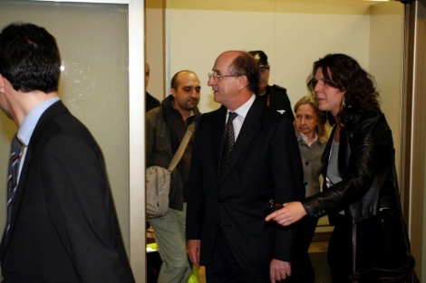 El presidente de Repsol recibe a los trabajadores repatriados de Libia. | D. Sinova