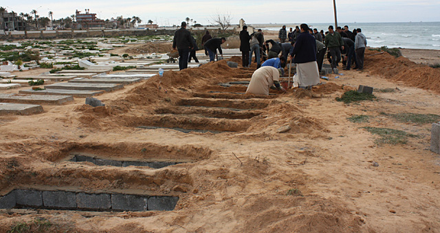 Un grupo de libios se preparaba, este martes, para un entierro colectivo de víctimas en Trípoli. | AFP/HO/OneDayOnEarth.org