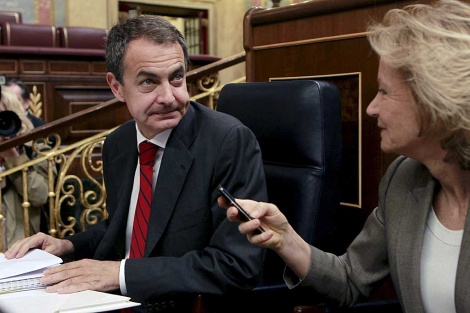 Zapatero charla con la vicepresidenta Salgado en el Congreso. | Efe