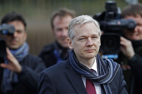 Assange, a su llegada al juzgado. | Reuters