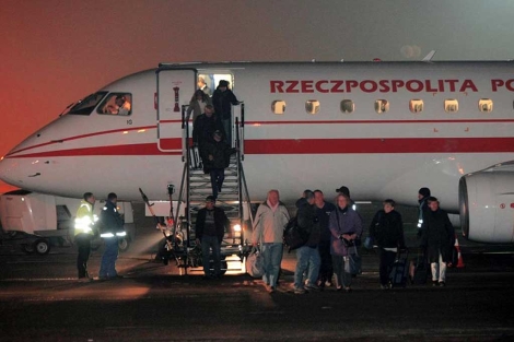 Ciudadanos polacos residentes en Libia, en Varsovia tras ser evacuados.| Efe