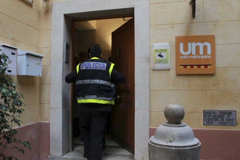 La Polica Judicial a su entrada en la sede de Uni Mallorquina en Palma. | Pep Vicens