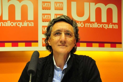 El vicepresidente de UM, Miquel Munar, atendiendo a los medios. | A. Vera