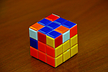 El cubo de Rubik, que retoma cada cierto tiempo.