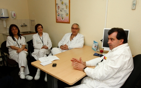Tres enfermeros de Vall d'Hebron que tratan de dejar el tabaco, junto a su doctor.| A. Moreno