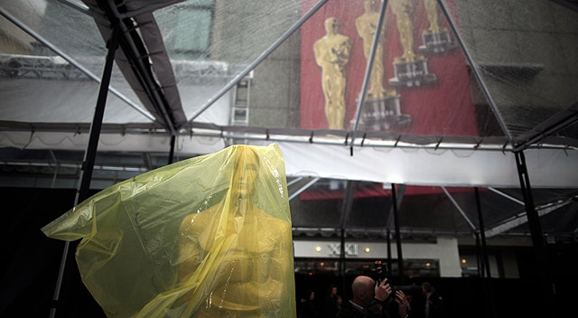 Un Oscar cubierto con un plástico por la lluvia. | Reuters