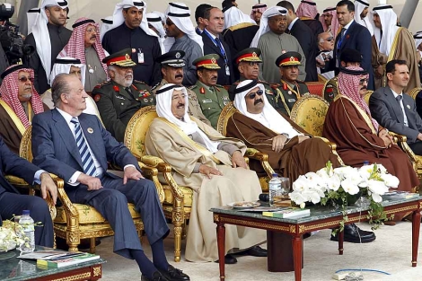El Rey Juan Carlos, junto al emir de Kuwait (a su izqda.) y el resto de invitados al desfile. | Efe