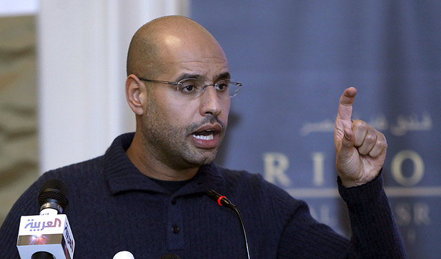 El hijo de Gadafi, Saif al-Islam, hoy, durante su comparecencia ante los medios. | Reuters