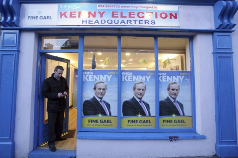 El alcalde de Castlebar abre la sede del partido Fine Gael.| Efe