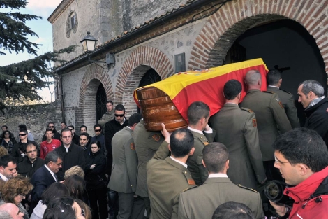 Los restos de Mario Hernndez acceden en la iglesia de Zarzuela del Pinar. | Ical