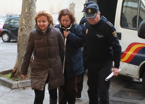 Cristina Cerd (izquierda), y Paula Corts llegan a los juzgados. | Pep Vicens