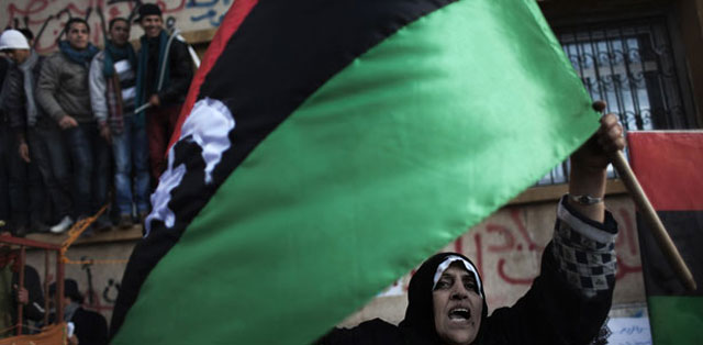 Un manifestante ondea la antigua bandera libia en Bengasi. | Afp