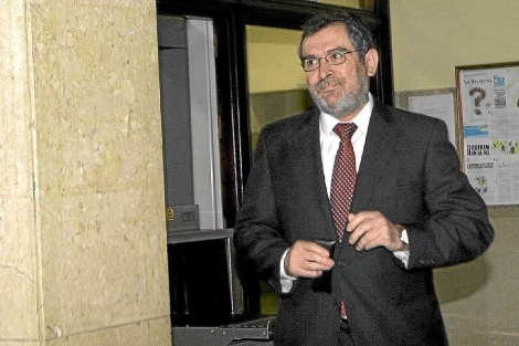El ex delegado de Empleo de la Junta, Antonio Rivas, en los juzgados de Sevilla. | C. Mrquez