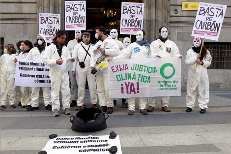 Un grupo de ecologistas se manifiesta frente al Ministerio. | Efe/J.J. Guilln