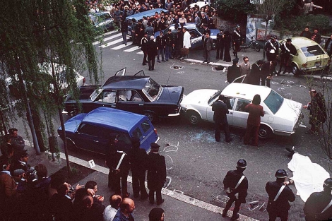 El Renault abandonado y, en la esquina inferior izquierda, el cuerpo de Moro. Roma, 16 de marrzo de 1978. | AP