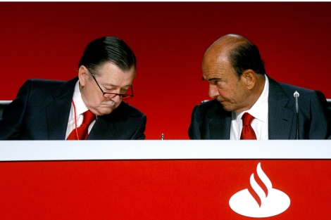 El presidente del Santander, Emilio Botn, junto al vicepresidente, Alfredo Senz, en la junta de accionistas del ao pasado. | Bruno Moreno