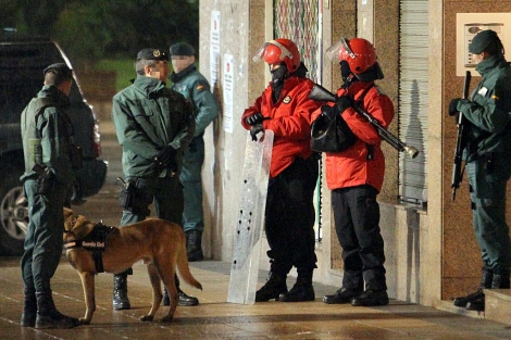 Agentes custodian un edificio en Bilbao durante la operación. | Efe