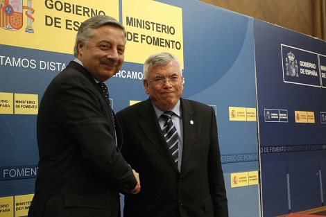 El ministro de Fomento, Jos Blanco, y el prediente de la FEMP, Pedro Castro. | Sergio Gonzlez