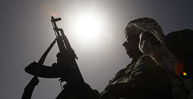 Un rebelde de la oposicin empua un rifle AK-47 en Bengasi. | Reuters MS FOTOS