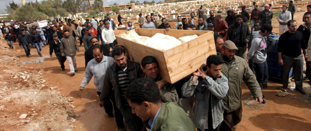 El entierro de un manifestante anti Gadafi asesinado en Bengazi. | EFE