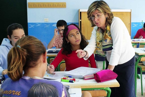 Una profesora conversa con sus alumnos en un colegio. | Carlos Garca.
