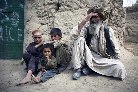 Un nio junto a tres ancianos en el valle de de Arghandab, Afganistn. | Ap